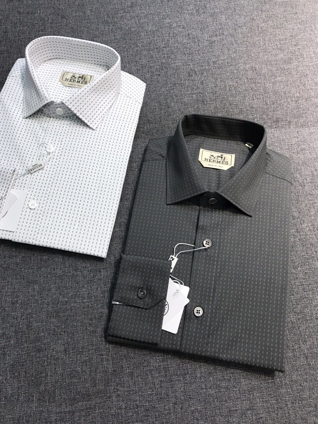 NO:607114,[New Product] -H/Majia men's fashion business casual long-sleeved shirt, a top-notch product from trading company channels, high-end luxury goods, high-end ready-to-wear series, 25th early spring new product, the best single product of the year!  !  The true essence of the H family's products lies in high-end and simplicity, which belongs to its unique aesthetic culture and is also full of its own charming attributes. It is quite sophisticated in terms of design, craftsmanship and materials. The pursuit of quality is very rigorous and demanding, and every detail is used to prove its brand image!  Born out of classics and a must-have signature item every season, the new season still continues the design tone of the H family, bringing the French urban nobility and elegance to the extreme. The iconic pattern is used throughout, and is vividly displayed through the printing process. It is natural, visually very individual, fashionable and fresh, and also flaunts the brand identity!  Customers choose fabrics from the Swiss ALUMO company. The fabrics are made of combed ultra-fine grade Egyptian cotton and high-count double-strand worsted spinning. The texture is unparalleled and has excellent skin-friendliness. The texture and texture reveal a sense of luxury and luxury, and the gloss is excellent!  The details are exquisite and well-fitted. The buttons are natural deep-sea shell buttons, each one has a unique pattern, the tailoring is first-class, the upper body effect is unparalleled, and the color matching is versatile, whether for business commuting or casual mixing, it can interpret a super stylish urban elite feeling, and it is a fashionable item with high control!  Sizes S-XXL S, shoulder width 45, bust 102, sleeve length 61, clothing length 72, shirts, alexander wang19860909【新品】-H/马家男士时装款商务休闲长袖衬衫,贸易公司渠道臻品,高奢顶尖品鉴货,高级成衣系列,25年早春新品,年度绝佳单品！！ H家的单品真谛在于高级和简约,这属于它的独特的美学文化,亦是充满自身魅力属性,无论在设计、工艺和用料方面都颇为考究,对于品质的追求非常严谨和苛刻,用每一个细节来力证自身品牌形象！ 因经典而生,每季必出的招牌单品,新一季仍然延续了H家的设计基调,将法式的都市高贵优雅发挥到极致,整体运用了标志性图案,通过印花工艺淋漓展现,浑然天成,视觉非常个性时髦提鲜,同时亦标榜了品牌身份！ 客供甄选瑞士ALUMO阿鲁姆公司面料,面料采用精梳超细的等级埃及棉,高支双股精纺打造而成,质感无敌,亲肤性绝佳,肌理纹路透着高级和华丽感,光泽度极好！ 细节处处精致考究,严丝合缝,纽扣为天然深海贝壳扣,每粒都有着独一无二的纹路,剪裁一流,上身效果无敌,配色万能百搭,即商务通勤亦休闲混搭,可以诠释出超具型格的都市精英感,属于驾驭度极高的时髦单品！尺码S-XXL S码 肩宽45 胸围102 袖长61 衣长72,,shirts,alexander wang,Men's clothing