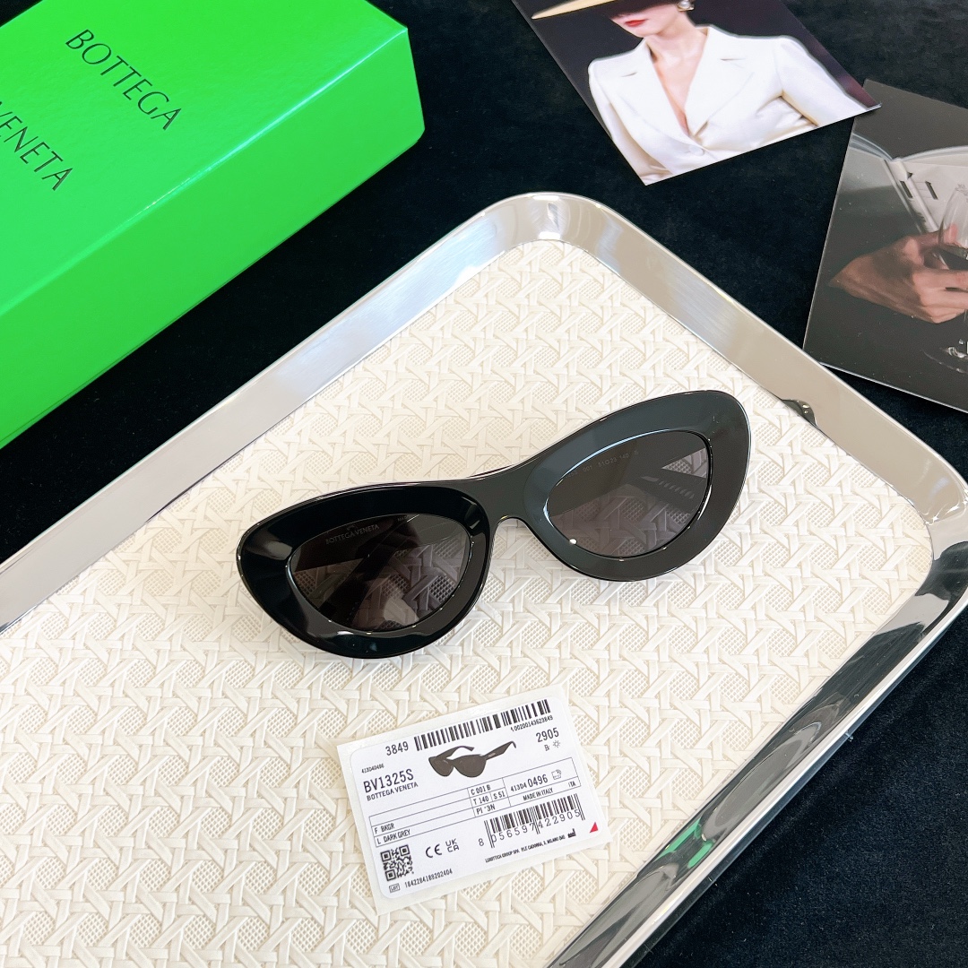  开春新品发售～
‼️‼️配送彩图
BOTTEGA VENET*
MOD：BV1325S
SIZE：51