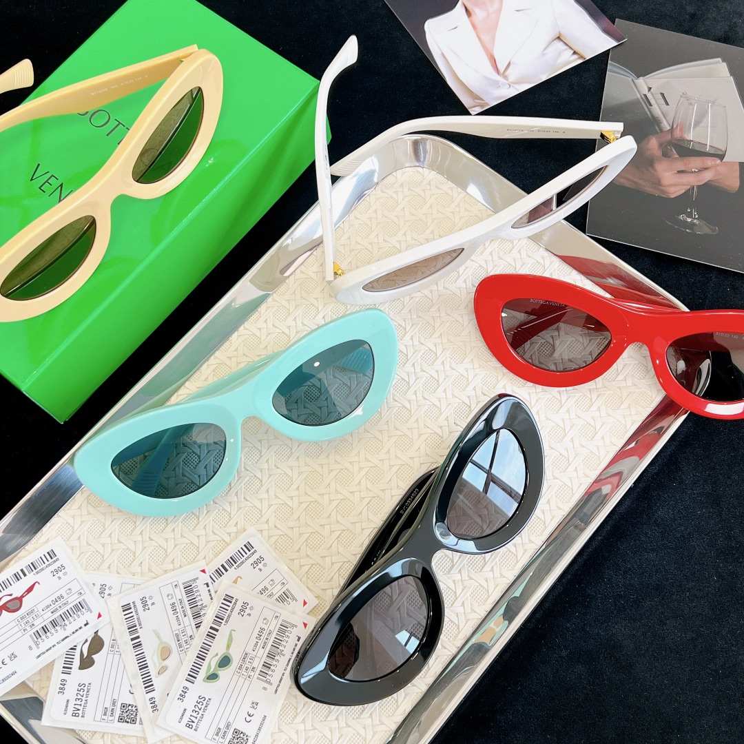 开春新品发售～
‼️‼️配送彩图
BOTTEGA VENET*
MOD：BV1325S
SIZE：51