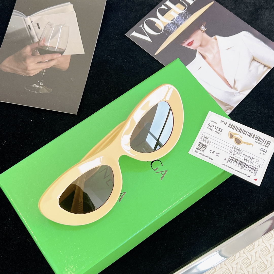  开春新品发售～
‼️‼️配送彩图
BOTTEGA VENET*
MOD：BV1325S
SIZE：51