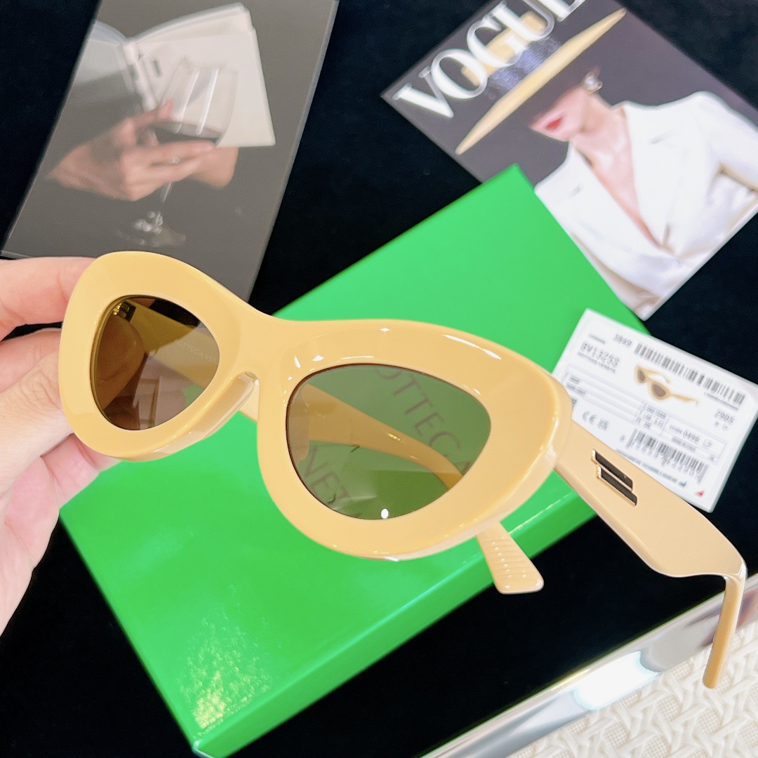  开春新品发售～
‼️‼️配送彩图
BOTTEGA VENET*
MOD：BV1325S
SIZE：51