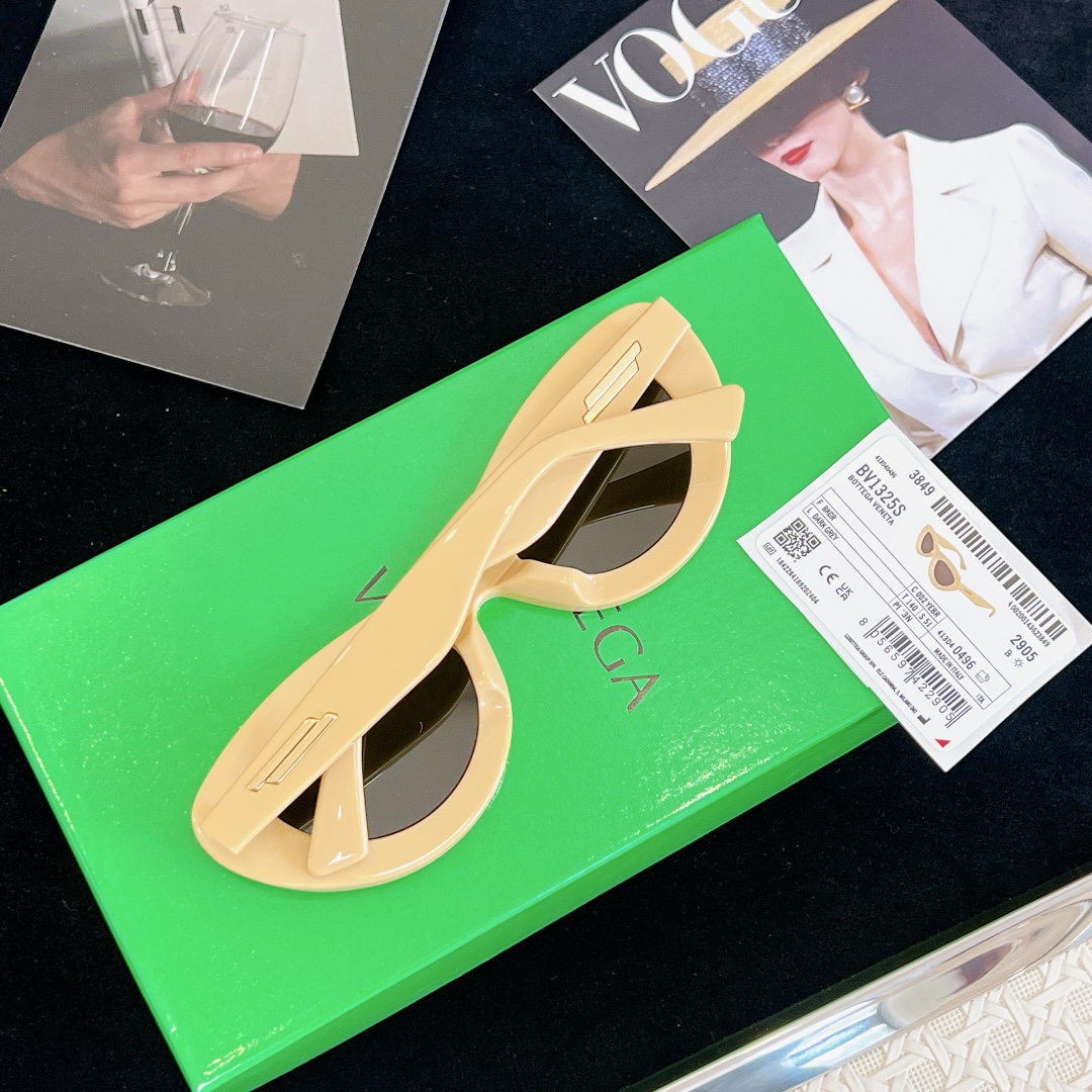  开春新品发售～
‼️‼️配送彩图
BOTTEGA VENET*
MOD：BV1325S
SIZE：51