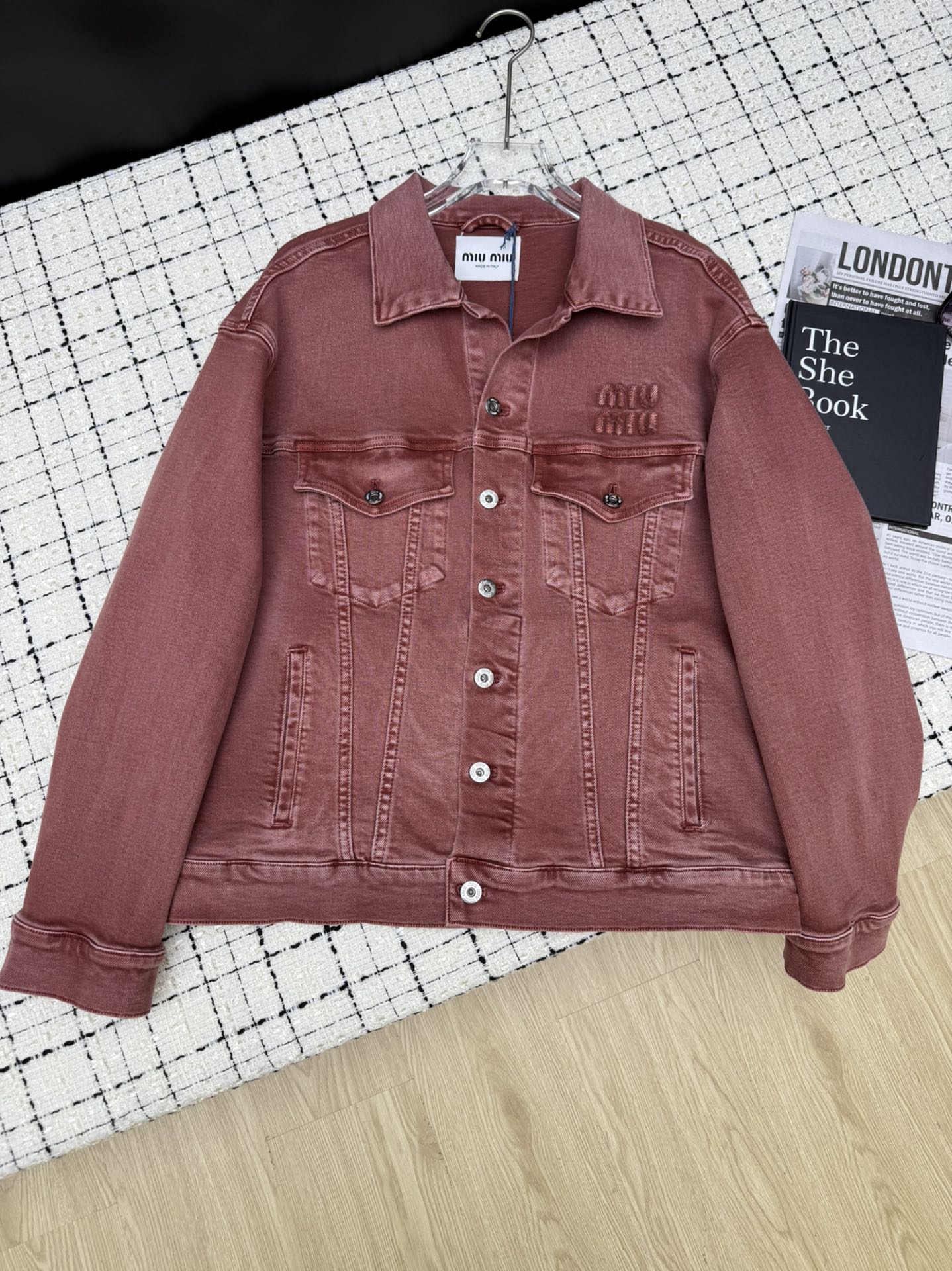 NO:327875,Miumi's latest logo patch embroidered denim jacket, fashionable and personalized, versatile and not picky, and has highlights, heavy-duty dyeing and washing, very durable, a style that will not be outdated, rust red color is really worth collecting, it is definitely eye-catching, one-color SML, miumiu, jackets & coats, alexander wang19860909Miumi*新款 logo贴布绣装饰牛仔外套 时髦个性 百搭不挑人又有亮点 重工染色洗水 非常耐看 属于不会过时的款式 铁锈红颜色真的值得收藏 妥妥的吸睛 一色SML,,miumiu,jackets & coats,alexander wang,Women's clothing