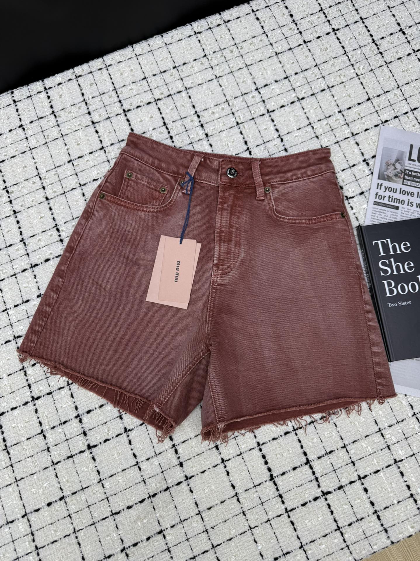 NO:327879,Miumi's newest model, versatile style, back pocket logo patch embroidered denim shorts, seemingly simple pants, actually very good style, high waist design, upper body to play with length and avoid weaknesses, really has a three-seven ratio, it is a visual feeling, you can wear it with the feeling of the whole summer, you can close your eyes, one color SML 36-48-40-42-44,,miumiu, shorts,alexander wang19860909Miumi*新款 百搭款 后袋logo贴布绣牛仔短裤 看似简单的裤子 实际上版型很好 高腰设计 上身扬长避短 真的有三七比例即视感 穿上就拥有了整个夏天的感觉 可以闭眼入 一色SML 36-48-40-42-44,,miumiu,shorts,alexander wang,Women's clothing