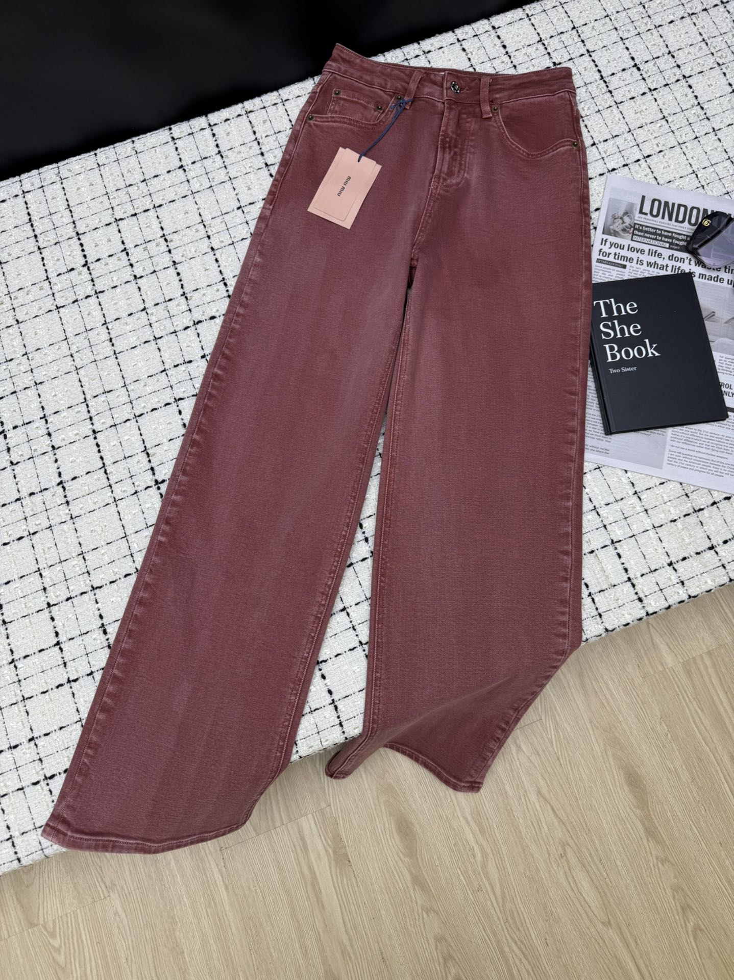 NO:327890,Miumi's newest style, versatile and wearable style. The back pocket logo patch embroidered straight jeans. This one is really suitable for wearing forever. It is particularly versatile. The straight style. The pants are moderately long. All kinds of leg shapes can be controlled. The flesh is obvious. The design is a trick to show the length of legs. The fabric is elastic and it is very comfortable to wear. The back pocket looks good. One color SML.36-38-40-42-44,,miumiu,jeans,alexander wang19860909Miumi*新款 百搭好穿款 后袋logo贴布绣直筒牛仔裤 这一条真的适合穿到天荒地老 特别百搭 直筒的版型 裤长适中 各种腿型都能驾驭 藏肉明显 设计是显腿长的小心机哦 面料带有弹性穿起来也很舒服 后口袋好好看 一色SML .36-38-40-42-44,,miumiu,jeans,alexander wang,Women's clothing