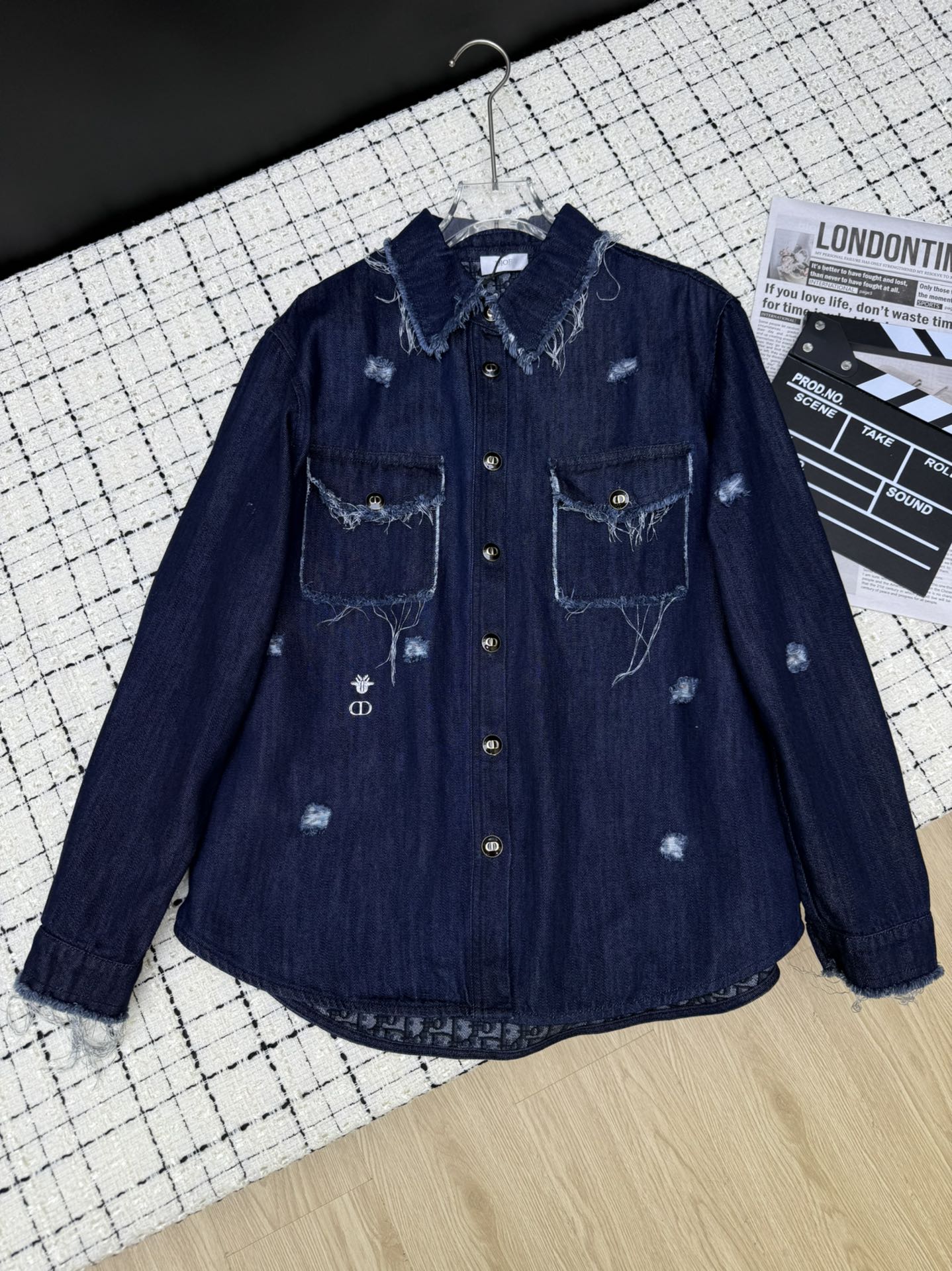 NO:327309,Dior's newest style, hand-made whisker-pulling craft denim shirt jacket, medium-length silhouette design, heavy-work washing process, embroidered bee embellishment, hand-sewn classic logo, soft and crisp, can also be worn as a jacket, relaxed and moderate style, casual and free, full of recognition, SML,,dior, jackets & coats,shirts,alexander wang19860909Dior*新款 手工拔须工艺牛仔衬衫小外套 廓形中长款设计 重工洗水工艺 刺绣小蜜蜂点缀 手工缝制经典logo 柔软不失挺括感 也可以当外套穿 松弛有度的版型 率性而自由 辨识度满满 一色SML,,dior,jackets & coats,shirts,alexander wang,Women's clothing