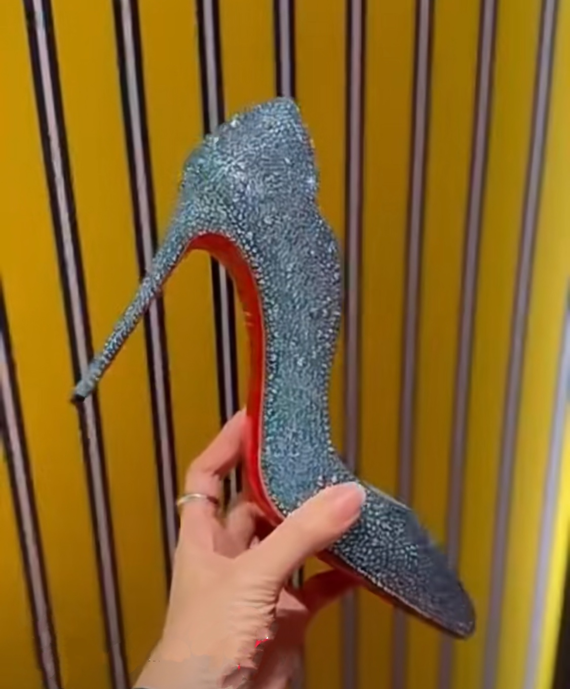 NO:100484,High-end customization autumn and winter diamond gift shoes classic fan style series!  H10Cm, size 34-42. 9033-057 Light gray bottom with fan surface. Silver imitation Aurora diamond, light gray sheepskin. Large bottom trademark buckle. Customized models are not refundable or exchanged. Standard European code Reference:9033-057 Color:silver /gary Material:diamond Lining:fluorescent goat leather Heel height:10Cm Sole:leather sole Size:EU 34-42 (US 4-11):,,christian louboutin,louis vuitton,sheepskin19860909高端订制 秋冬钻石礼鞋精典扇面款系列！ H10Cm,尺码34-42码. 9033-057扇面浅灰色底.银仿奥钻,浅灰色羊皮里.大底商标扣.订制款不退不换 标准欧码 Reference:9033-057 Color:silver /gary Material:diamond Lining:fluorescent goat leather Heel heigh:10Cm Sole:leather sole Size:EU 34－42（US 4一11) :,,christian louboutin,louis vuitton,sheepskin,Women's Shoes