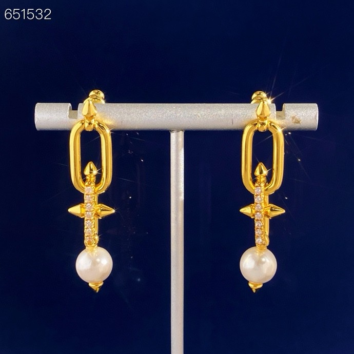 Tiffany & Co. Tiffany蒂芙尼TFN新款欧美 个性光面间钻铆钉环环相扣底部拼接珍珠灵动长款耳钉 黄铜材料电镀18K金 2个色：金色 银色 以古希腊神话中海神波塞冬的武器三叉戟为灵感