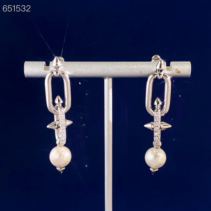Tiffany & Co. Tiffany蒂芙尼TFN新款欧美 个性光面间钻铆钉环环相扣底部拼接珍珠灵动长款耳钉 黄铜材料电镀18K金 2个色：金色 银色 以古希腊神话中海神波塞冬的武器三叉戟为灵感