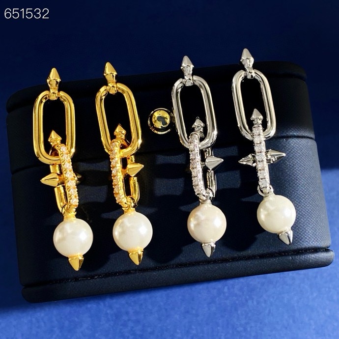Tiffany & Co. Tiffany蒂芙尼TFN新款欧美 个性光面间钻铆钉环环相扣底部拼接珍珠灵动长款耳钉 黄铜材料电镀18K金 2个色：金色 银色 以古希腊神话中海神波塞冬的武器三叉戟为灵感