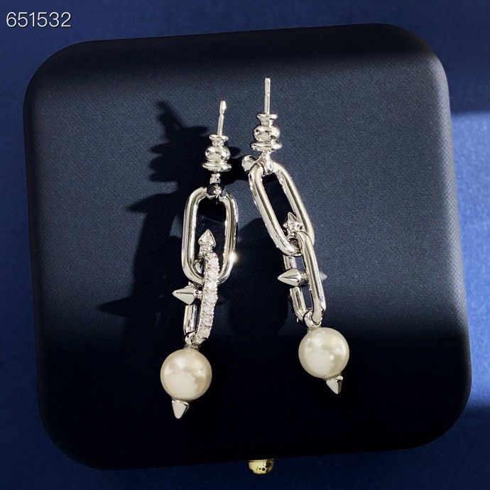 Tiffany & Co. Tiffany蒂芙尼TFN新款欧美 个性光面间钻铆钉环环相扣底部拼接珍珠灵动长款耳钉 黄铜材料电镀18K金 2个色：金色 银色 以古希腊神话中海神波塞冬的武器三叉戟为灵感