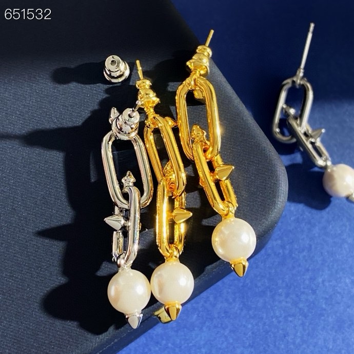 Tiffany & Co. Tiffany蒂芙尼TFN新款欧美 个性光面间钻铆钉环环相扣底部拼接珍珠灵动长款耳钉 黄铜材料电镀18K金 2个色：金色 银色 以古希腊神话中海神波塞冬的武器三叉戟为灵感
