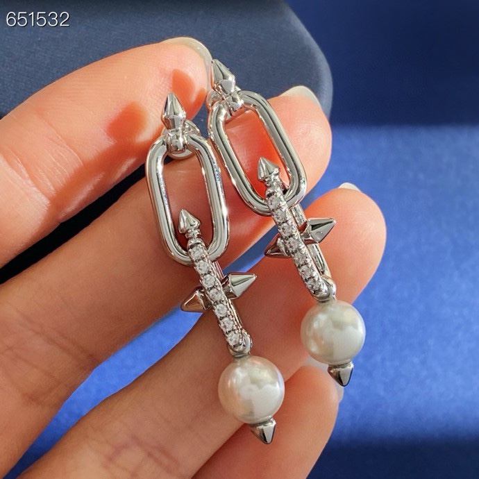 Tiffany & Co. Tiffany蒂芙尼TFN新款欧美 个性光面间钻铆钉环环相扣底部拼接珍珠灵动长款耳钉 黄铜材料电镀18K金 2个色：金色 银色 以古希腊神话中海神波塞冬的武器三叉戟为灵感