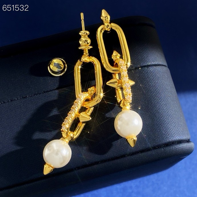 Tiffany & Co. Tiffany蒂芙尼TFN新款欧美 个性光面间钻铆钉环环相扣底部拼接珍珠灵动长款耳钉 黄铜材料电镀18K金 2个色：金色 银色 以古希腊神话中海神波塞冬的武器三叉戟为灵感