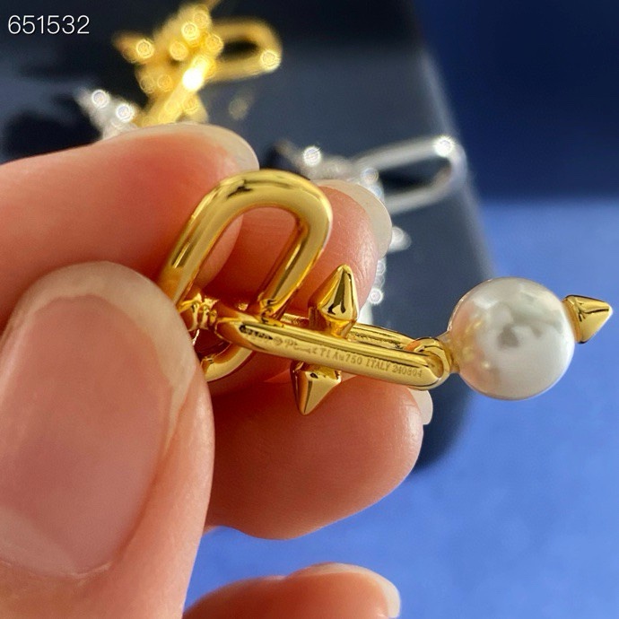 Tiffany & Co. Tiffany蒂芙尼TFN新款欧美 个性光面间钻铆钉环环相扣底部拼接珍珠灵动长款耳钉 黄铜材料电镀18K金 2个色：金色 银色 以古希腊神话中海神波塞冬的武器三叉戟为灵感
