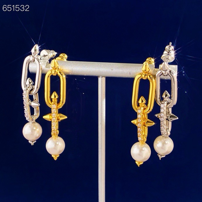 Tiffany & Co. Tiffany蒂芙尼TFN新款欧美 个性光面间钻铆钉环环相扣底部拼接珍珠灵动长款耳钉 黄铜材料电镀18K金 2个色：金色 银色 以古希腊神话中海神波塞冬的武器三叉戟为灵感