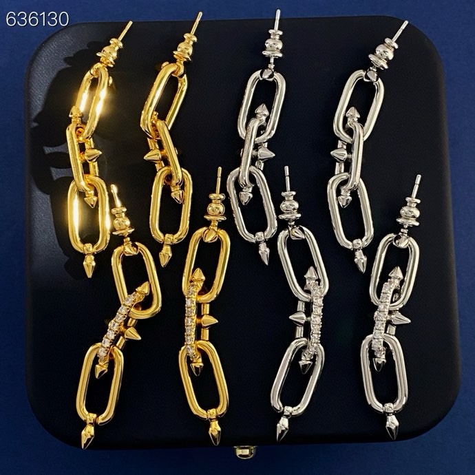 Tiffany & Co. 光面耳钉Tiffany蒂芙尼TFN新款欧美 个性光面铆钉环环相扣手链 黄铜材料电镀18K金 2个色：金色 银色