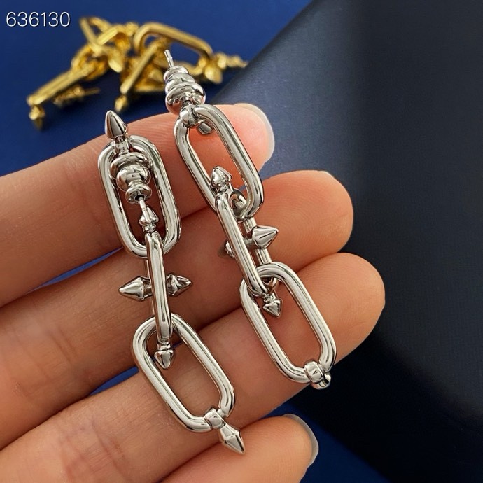 Tiffany & Co. 光面耳钉Tiffany蒂芙尼TFN新款欧美 个性光面铆钉环环相扣手链 黄铜材料电镀18K金 2个色：金色 银色