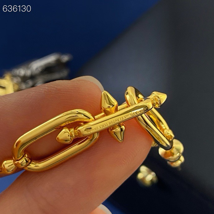 Tiffany & Co. 光面耳钉Tiffany蒂芙尼TFN新款欧美 个性光面铆钉环环相扣手链 黄铜材料电镀18K金 2个色：金色 银色