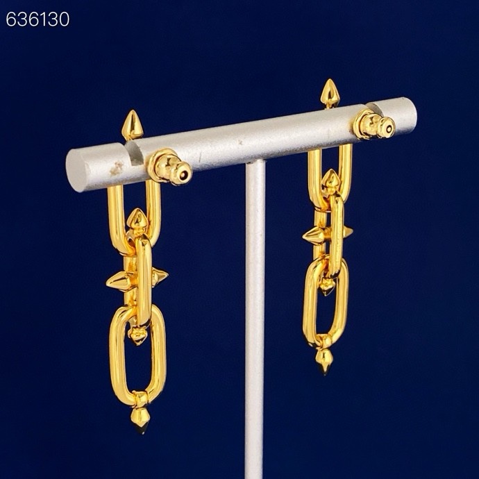 Tiffany & Co. 光面耳钉Tiffany蒂芙尼TFN新款欧美 个性光面铆钉环环相扣手链 黄铜材料电镀18K金 2个色：金色 银色