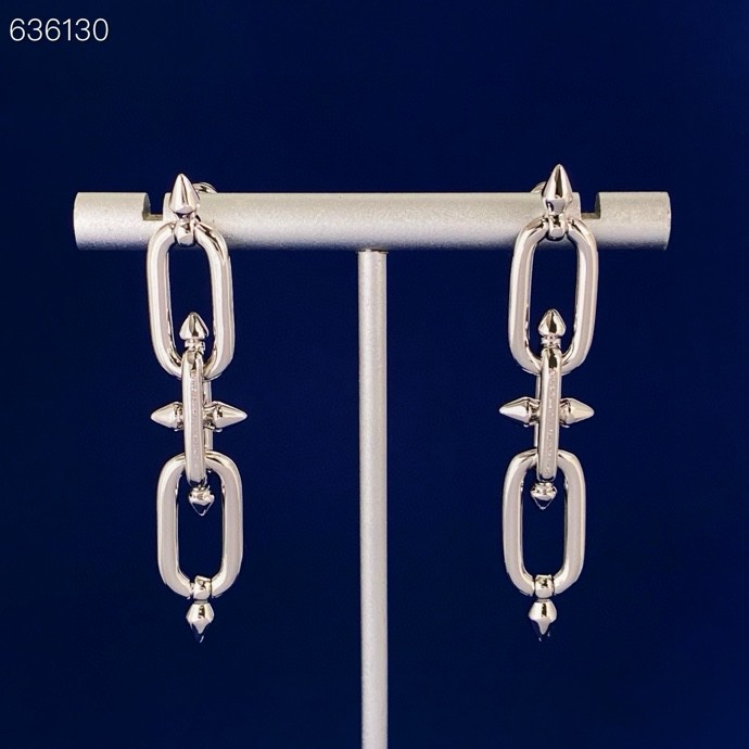 Tiffany & Co. 光面耳钉Tiffany蒂芙尼TFN新款欧美 个性光面铆钉环环相扣手链 黄铜材料电镀18K金 2个色：金色 银色