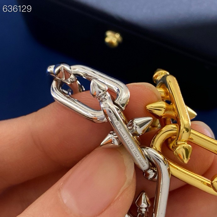 Tiffany & Co. 光面手链Tiffany蒂芙尼TFN新款欧美 个性光面铆钉环环相扣手链 黄铜材料电镀18K金 2个色：金色 银色