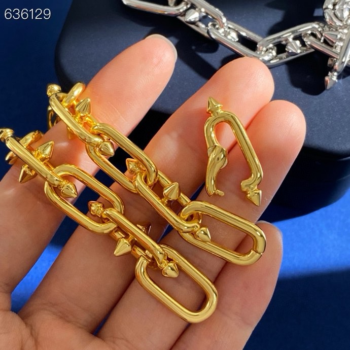 Tiffany & Co. 光面手链Tiffany蒂芙尼TFN新款欧美 个性光面铆钉环环相扣手链 黄铜材料电镀18K金 2个色：金色 银色