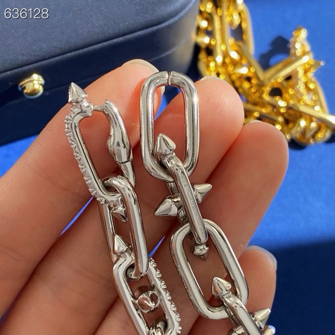Tiffany & Co. 间钻手链Tiffany蒂芙尼TFN新款欧美 个性光面间钻铆钉环环相扣手链 黄铜材料电镀18K金 2个色：金色 银色