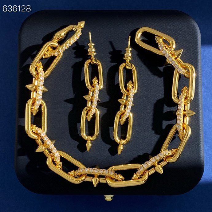 Tiffany & Co. 间钻手链Tiffany蒂芙尼TFN新款欧美 个性光面间钻铆钉环环相扣手链 黄铜材料电镀18K金 2个色：金色 银色