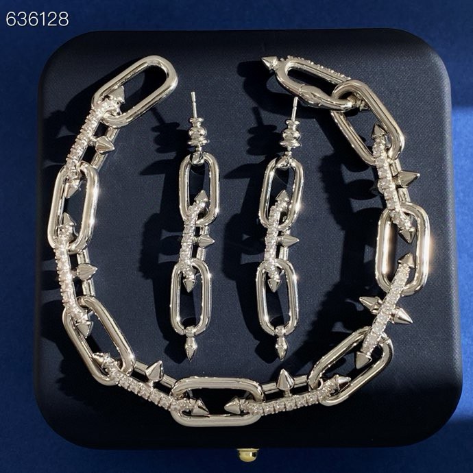 Tiffany & Co. 间钻手链Tiffany蒂芙尼TFN新款欧美 个性光面间钻铆钉环环相扣手链 黄铜材料电镀18K金 2个色：金色 银色