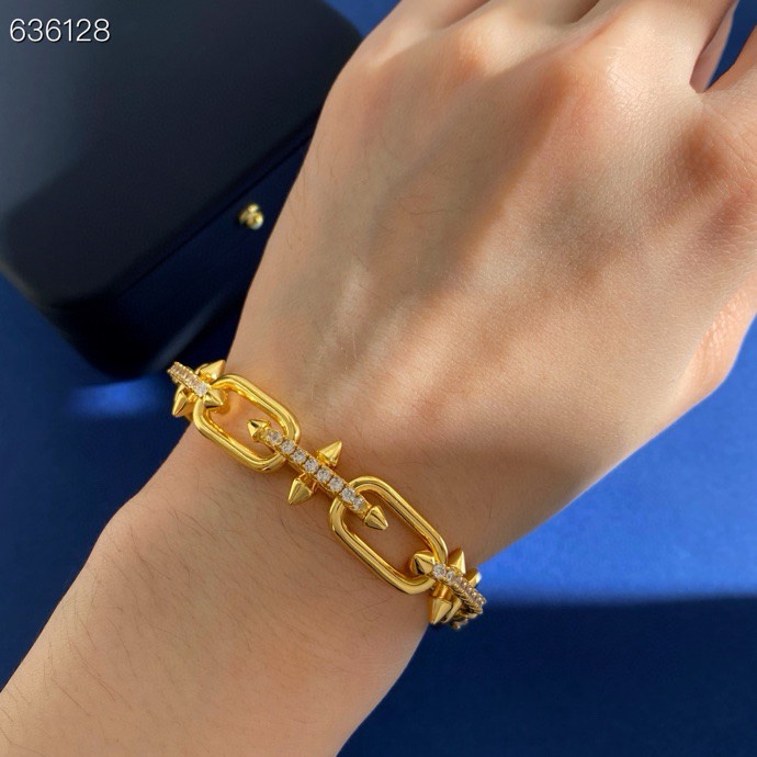 Tiffany & Co. 间钻手链Tiffany蒂芙尼TFN新款欧美 个性光面间钻铆钉环环相扣手链 黄铜材料电镀18K金 2个色：金色 银色