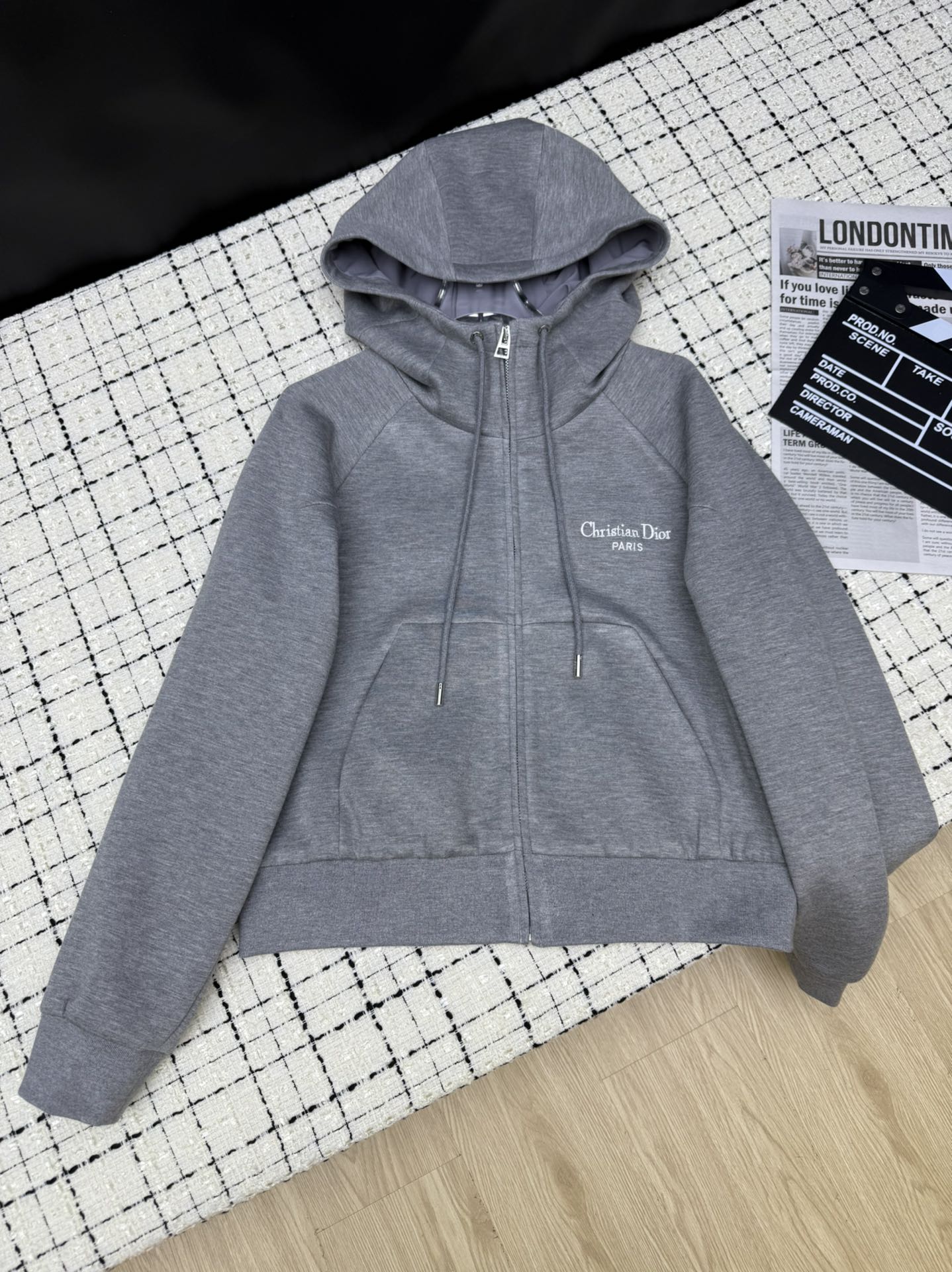 NO:331421,Dio*25 early spring new style embroidered logo design hooded jacket, high-end imported fabric, huge and comfortable to wear, super high-end grey, classic black, low-key and high-end, casual and lazy, very practical. The whole style is something that all girls can control, not picky, short style also makes it look taller, the fabric is invincible, very comfortable and easy to wear, it can be worn all year round, two colors SML,,dior, jackets & coats,hats,alexander wang19860909Dio*25早春新款 刺绣logo设计连帽外套 高定的进口面料 巨舒服好穿 超级赞的高级灰 经典黑 低调也高级 休闲又慵懒 非常实穿 整个版型是所有姑娘都可以驾驭的 不挑人 短款也显高 面料垂感无敌了 非常舒适好穿 真的一年四季都能穿 两色SML,,dior,jackets & coats,hats,alexander wang,Women's clothing