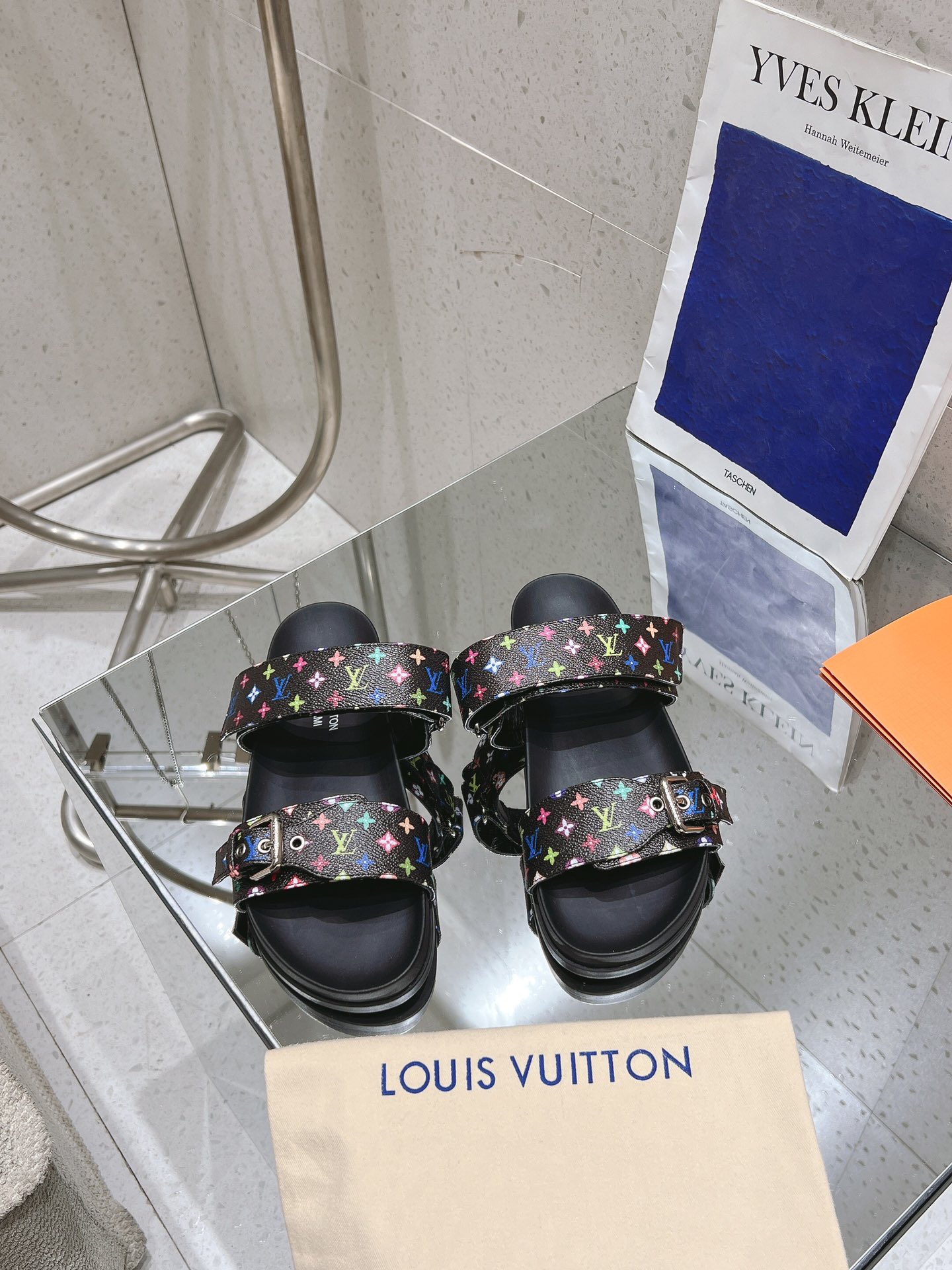 NO:420503,Upgraded version purchasing level The latest model of Murakami series This sandals are from Louis Vuitton x Murakami Takashi reprint series, which is a full-frame Monogram pattern that is soaked in rainbow tones, revealing the iconic brushstrokes of Japanese artist Murakami Takashi. The belt buckle is adjustable and elastic, full of beach style. The original mold opening LV metal logo decoration is both fashionable and beautiful and super versatile. The workmanship can be seen to make shoes with care. I bought the original development, 1:1 original replica, all compared with zp customization, details nice. Material original cowhide. Inner: footbed full sheepskin, outsole foamed sole Shoe size: 35-45 (44.45 custom made without return and exchange), slippers, louis vuitton, louis vuitton, sandals, slippers, cowhide, sheepskin19860909升级版本代购级别 村上隆系列最新款 本款凉拖出自路易威登 x 村上隆再版系列,为全幅 Monogram 图案浸染彩虹色调,娓娓道出日本艺术家村上隆的标志性笔触.皮带扣子可调松紧的设计 满满的沙滩风情 原版开模LV金属logo装饰既时尚又美观超级百搭 做工看的到用心做好鞋,买了原版开发、1:1原版复刻,全部对比zp定制,细节nice 材料原版牛皮 内里:垫脚全羊皮 大底发泡大底 鞋码: 35-45(44.45定做不退换),拖鞋凉鞋,louis vuitton,louis vuitton,sandals,slippers,cowhide,sheepskin,Women's Shoes