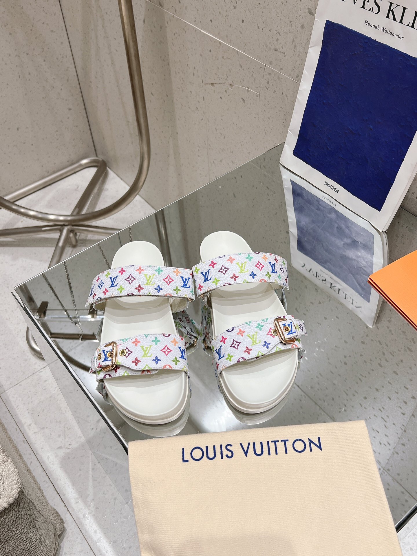 NO:221524,Upgraded version purchasing level The latest model of Takashi Murakami series This sandals are from Louis Vuitton x Takashi Murakami reprint series, which is a full Monogram pattern. The rainbow tone is dyed, and the signature strokes of the Japanese artist Takashi Murakami are revealed. The belt buckle is adjustable and elastic. The beach style is full of the original mold opening LV metal logo decoration is both fashionable and beautiful and super versatile. The workmanship is so good that I can see the shoes carefully. I bought the original development, 1:1 original reproduction, all compared with zp customization, details nice. Material original cowhide. Inner: footbed full sheepskin, outsole foamed sole Shoe size: 35-45 (44.45 custom made without return and exchange), sandals, louis vuitton, louis vuitton, sandals, cowhide, sheepskin19860909升级版本代购级别 村上隆系列最新款 本款凉拖出自路易威登 x 村上隆再版系列,为全幅 Monogram 图案浸染彩虹色调,娓娓道出日本艺术家村上隆的标志性笔触.皮带扣子可调松紧的设计 满满的沙滩风情 原版开模LV金属logo装饰既时尚又美观超级百搭 做工看的到用心做好鞋,买了原版开发、1:1原版复刻,全部对比zp定制,细节nice 材料原版牛皮 内里:垫脚全羊皮 大底发泡大底 鞋码: 35-45(44.45定做不退换),凉鞋,louis vuitton,louis vuitton,sandals,cowhide,sheepskin,Women's Shoes