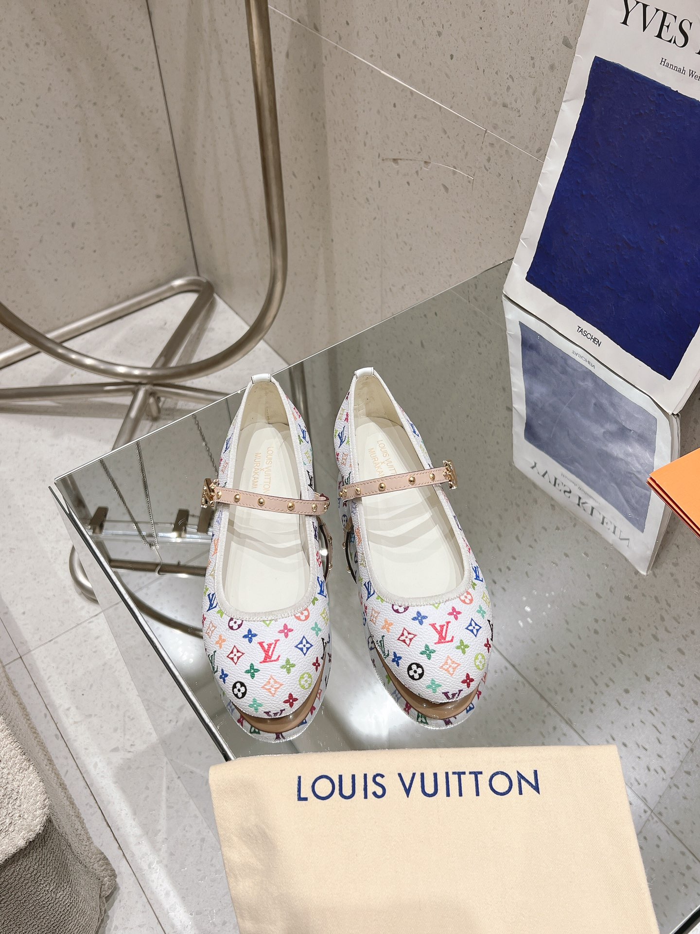 NO:221516,Lv Donkey New Tanning Ballet Shoes 2025 Early Spring New Purchase Version This Romy Ballet Shoes are from Louis Vuitton x Takashi Murakami Reprint Series. They are classic Monogram pattern rendering artist's rainbow tones, showing the trendy personality with interesting design. Coated canvas shoes are paired with soft leather outsoles, and LV Twist decorative and marked studded shoelaces make for a light and comfortable daily choice. Upper cowhide lining: sheepskin lining outsole Italian leather outsole Heel height: Flat Sole Shoe size: 35-42 (40.41.42 Custom made without return or exchange), ballet shoes, louis vuitton, louis vuitton, louis vuitton, louis vuitton, louis  vuitton, cowhide, sheepskin, Leather soles19860909Lv 驴家新款单宁芭蕾鞋 2025 早春新款 代购版本 本款 Romy 芭蕾鞋出自路易威登 x 村上隆再版系列,为经典 Monogram 图案渲染艺术家笔下的彩虹色调,以妙趣设计彰显潮流个性.涂层帆布鞋身搭配柔软皮革外底,LV Twist 装饰标注饰钉鞋带,成就轻盈舒适的日常之选. 鞋面牛皮 内里: 羊皮内里 大底意大利真皮大底 跟高: 平底 鞋码: 35-42（ 40.41.42定做不退换）,芭蕾舞鞋,louis vuitton,louis vuitton,louis vuitton,louis vuitton,cowhide,sheepskin,Leather soles,Women's Shoes