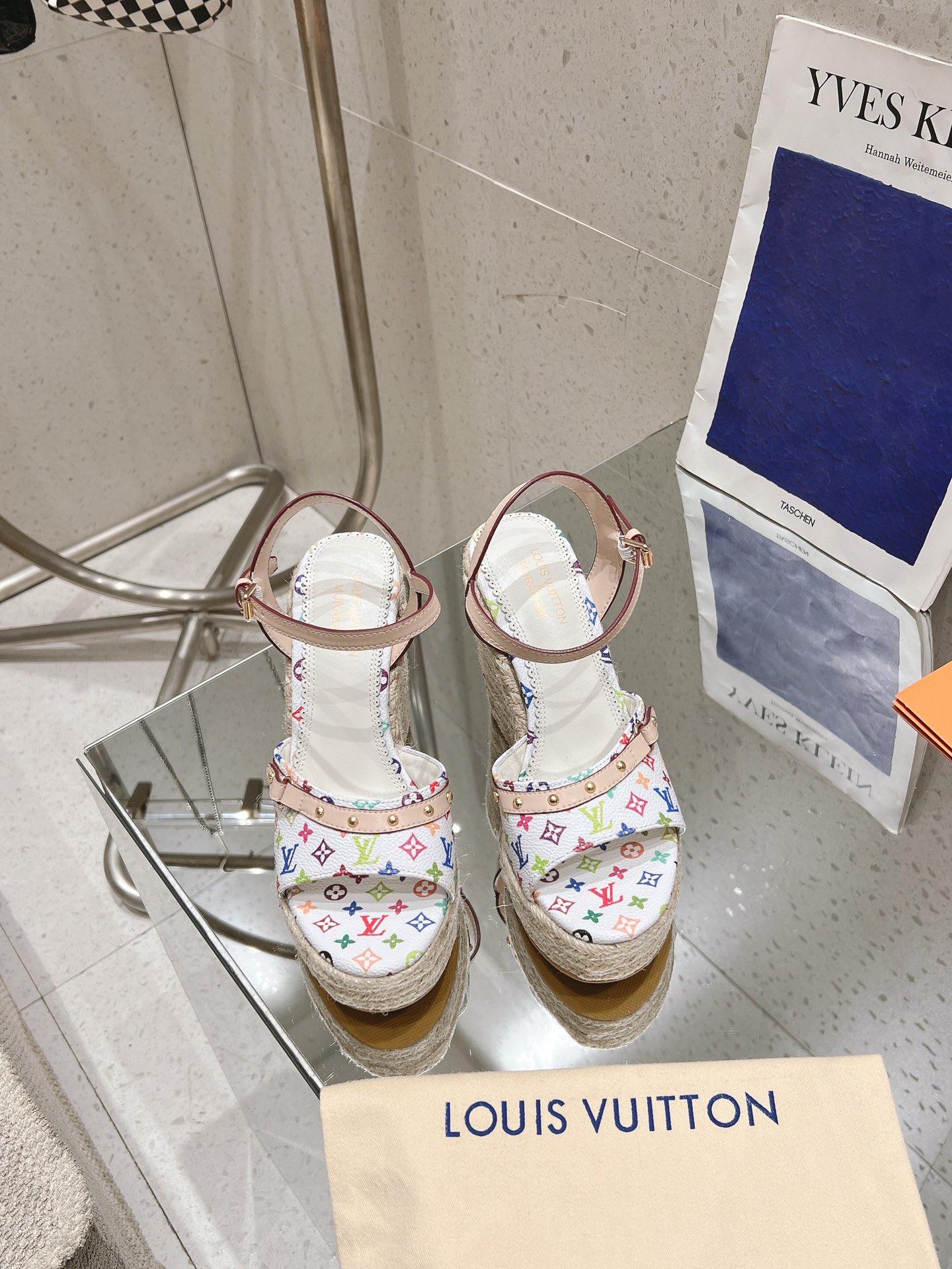 NO:221508,Upgraded version purchasing level The latest model of Takashi Murakami series This 6AM sandals are from Louis Vuitton x Takashi Murakami reprint series, which is a full Monogram pattern that is dyed with rainbow tones, revealing the iconic brushstrokes of Japanese artist Takashi Murakami. The configuration of the shoe is integrated into the elegant kitten heel, and the studded cowhide leather belt adds a modern style. The workmanship is so hard that I made the shoes well, bought the original development, 1:1 original reproduction, all compared with zp customization, details nice material original cowhide Inner: footbed full sheepskin Outsole Italian leather outsole Heel height: 11.5cm Water table 6cm Shoe size: 35-42 (41.42. Custom made no return), sandals, louis vuitton, sandals, cowhide, sheepskin, Leather soles19860909升级版本代购级别 村上隆系列最新款 本款 6AM 凉拖出自路易威登 x 村上隆再版系列,为全幅 Monogram 图案浸染彩虹色调,娓娓道出日本艺术家村上隆的标志性笔触.便鞋构型融入优雅小猫跟,饰钉牛皮革带再添摩登风范. 做工看的到用心做好鞋,买了原版开发、1:1原版复刻,全部对比zp定制,细节nice 材料原版牛皮 内里:垫脚全羊皮 大底意大利真皮大底 跟高:11.5cm 水台6cm 鞋码: 35-42(41.42.定做不退换),凉鞋,louis vuitton,sandals,cowhide,sheepskin,Leather soles,Women's Shoes