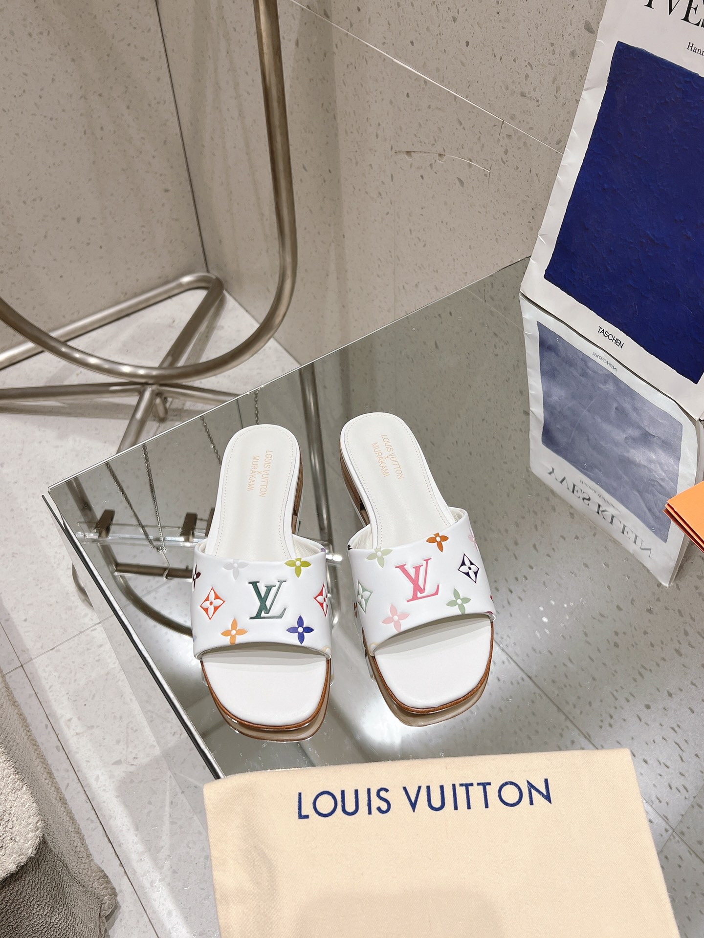 NO:221558,Version upgrade Top version Purchase level LV ss25 new arrival~ This 6AM sandals are from Louis Vuitton x Takashi Murakami reprint series, and are full Monogram pattern dipped in rainbow tones, allowing the brand's classic elements to stretch the distinctive aesthetic style of Japanese artist Takashi Murakami. It is full of the full scores that summer shoes can match!  Material: cowhide, inner lid: full sheepskin, outsole: original outsole, heel height: flat shoe size: 35-43 (40.41.42.43 custom made, no return or exchange), slippers, louis vuitton, louis vuitton, slippers, cowhide, sheepskin19860909版本升级 顶级版本 代购级别 LV ss25 new arrival～ 本款 6AM 凉拖出自路易威登 x 村上隆再版系列,为全幅 Monogram 图案浸染彩虹色调,令品牌经典元素舒展日本艺术家村上隆的鲜明美学风格. 拉满了夏日美鞋能给的满分搭配必备单品！ 材料:牛皮 内里:垫脚全羊皮 大底:原版大底 跟高:平底 鞋码: 35-43(40.41.42.43定做不退换),拖鞋,louis vuitton,louis vuitton,slippers,cowhide,sheepskin,Women's Shoes