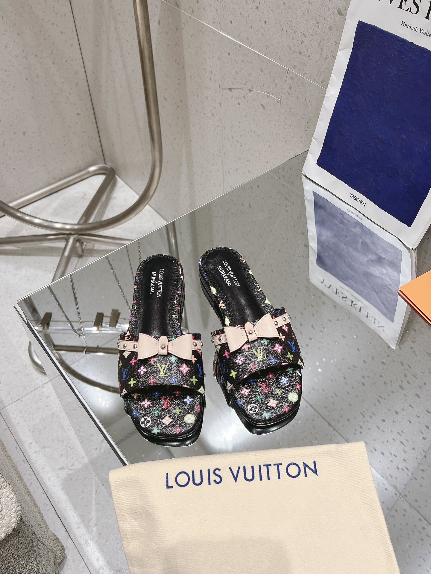 NO:420483,Version upgrade Top version Purchase level LV ss25 new arrival~ This 6AM sandals are from Louis Vuitton x Takashi Murakami reprint series, and are dyed with rainbow tones for the full Monogram pattern, allowing the brand's classic elements to stretch the distinctive aesthetic style of Japanese artist Takashi Murakami. The upper is embellished with cowhide leather straps, and the details of the bow add exquisite brushstrokes. The full score of summer beauty shoes can give you!  Material: cowhide, inner lid: full sheepskin, outsole: original outsole, heel height: flat shoe size: 35-43 (40.41.42.43 custom made, no return or exchange), high heels, louis vuitton, louis vuitton, high heels, slippers, cowhide, sheepskin19860909版本升级 顶级版本 代购级别 LV ss25 new arrival～ 本款 6AM 凉拖出自路易威登 x 村上隆再版系列,为全幅 Monogram 图案浸染彩虹色调,令品牌经典元素舒展日本艺术家村上隆的鲜明美学风格.鞋面点缀饰钉牛皮革带,蝴蝶结细节再添考究笔触. 拉满了夏日美鞋能给的满分搭配必备单品！ 材料:牛皮 内里:垫脚全羊皮 大底:原版大底 跟高:平底 鞋码: 35-43(40.41.42.43定做不退换),高跟鞋拖鞋,louis vuitton,louis vuitton,high heels,slippers,cowhide,sheepskin,Women's Shoes