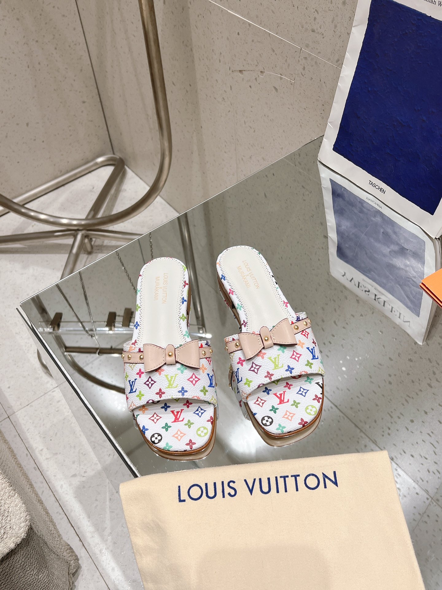 NO:221567,Version upgrade Top version Purchase level LV ss25 new arrival~ This 6AM sandals are from Louis Vuitton x Takashi Murakami reprint series, and are dyed with rainbow tones for the full Monogram pattern, allowing the brand's classic elements to stretch the distinctive aesthetic style of Japanese artist Takashi Murakami. The upper is embellished with cowhide leather straps, and the details of the bow add exquisite brushstrokes. The full score of summer beauty shoes can give you!  Material: cowhide, inner lid: full sheepskin, outsole: original outsole, heel height: flat shoe size: 35-43 (40.41.42.43 custom made, no return or exchange), slippers, louis vuitton, louis vuitton, slippers, cowhide, sheepskin19860909版本升级 顶级版本 代购级别 LV ss25 new arrival～ 本款 6AM 凉拖出自路易威登 x 村上隆再版系列,为全幅 Monogram 图案浸染彩虹色调,令品牌经典元素舒展日本艺术家村上隆的鲜明美学风格.鞋面点缀饰钉牛皮革带,蝴蝶结细节再添考究笔触. 拉满了夏日美鞋能给的满分搭配必备单品！ 材料:牛皮 内里:垫脚全羊皮 大底:原版大底 跟高:平底 鞋码: 35-43(40.41.42.43定做不退换),拖鞋,louis vuitton,louis vuitton,slippers,cowhide,sheepskin,Women's Shoes