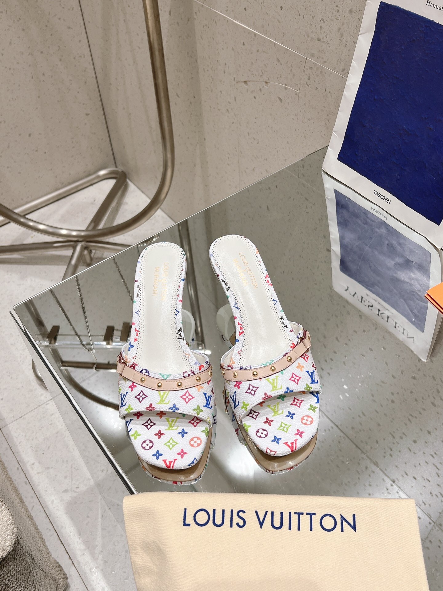 NO:221500,Version upgrade Top version Purchase level LV ss25 new arrival~ This 6AM sandals are from Louis Vuitton x Takashi Murakami reprint series, which is a full Monogram pattern that is dyed with rainbow tones, revealing the iconic brushstrokes of Japanese artist Takashi Murakami. The configuration of the shoe is integrated into the elegant kitten heel, and the studded cowhide leather belt adds a modern style. Material: cowhide inner lining: full sheepskin outsole: original outsole heel height: 5.5/9CM Shoe size: 35-43 (40.41.42.43 custom-made non-return and exchange), slippers, louis vuitton, louis vuitton, slippers, cowhide, sheepskin19860909版本升级 顶级版本 代购级别 LV ss25 new arrival～ 本款 6AM 凉拖出自路易威登 x 村上隆再版系列,为全幅 Monogram 图案浸染彩虹色调,娓娓道出日本艺术家村上隆的标志性笔触.便鞋构型融入优雅小猫跟,饰钉牛皮革带再添摩登风范. 材料:牛皮 内里:垫脚全羊皮 大底:原版大底 跟高:5.5/9CM 鞋码: 35-43(40.41.42.43定做不退换),拖鞋,louis vuitton,louis vuitton,slippers,cowhide,sheepskin,Women's Shoes