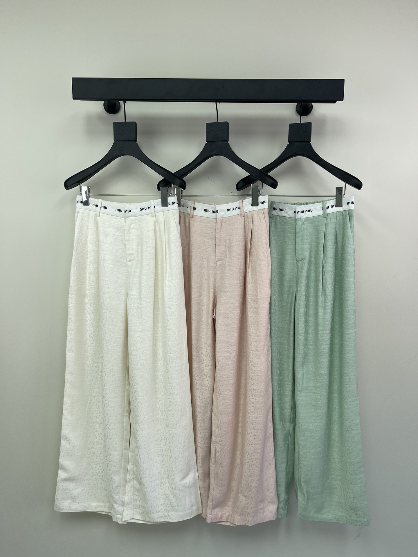 NO:314049,Miumi*25 spring and summer new jacquard embroidered letter casual pants!  Contrast color webbing letters are comfortable and inclusive, and do not pick the body shape to raise the body proportions. The goddess of temperament~ the upper body is super slim and easy to control. The fabric is draped with texture, breathable and comfortable. Perfect workmanship quality depends on the details. Strongly keep your own style!  SML, miumiu, alexander wang19860909Miumi*25春夏新款提花刺绣字母休闲裤！撞色织带字母腰头舒适包容 不挑身形拉高身材比例 气质女神～上身超级显瘦轻松驾驭 面料垂坠有质感 透气舒适 完美做工品质看细节.强烈自留款！ SML,,miumiu,alexander wang,Women's clothing