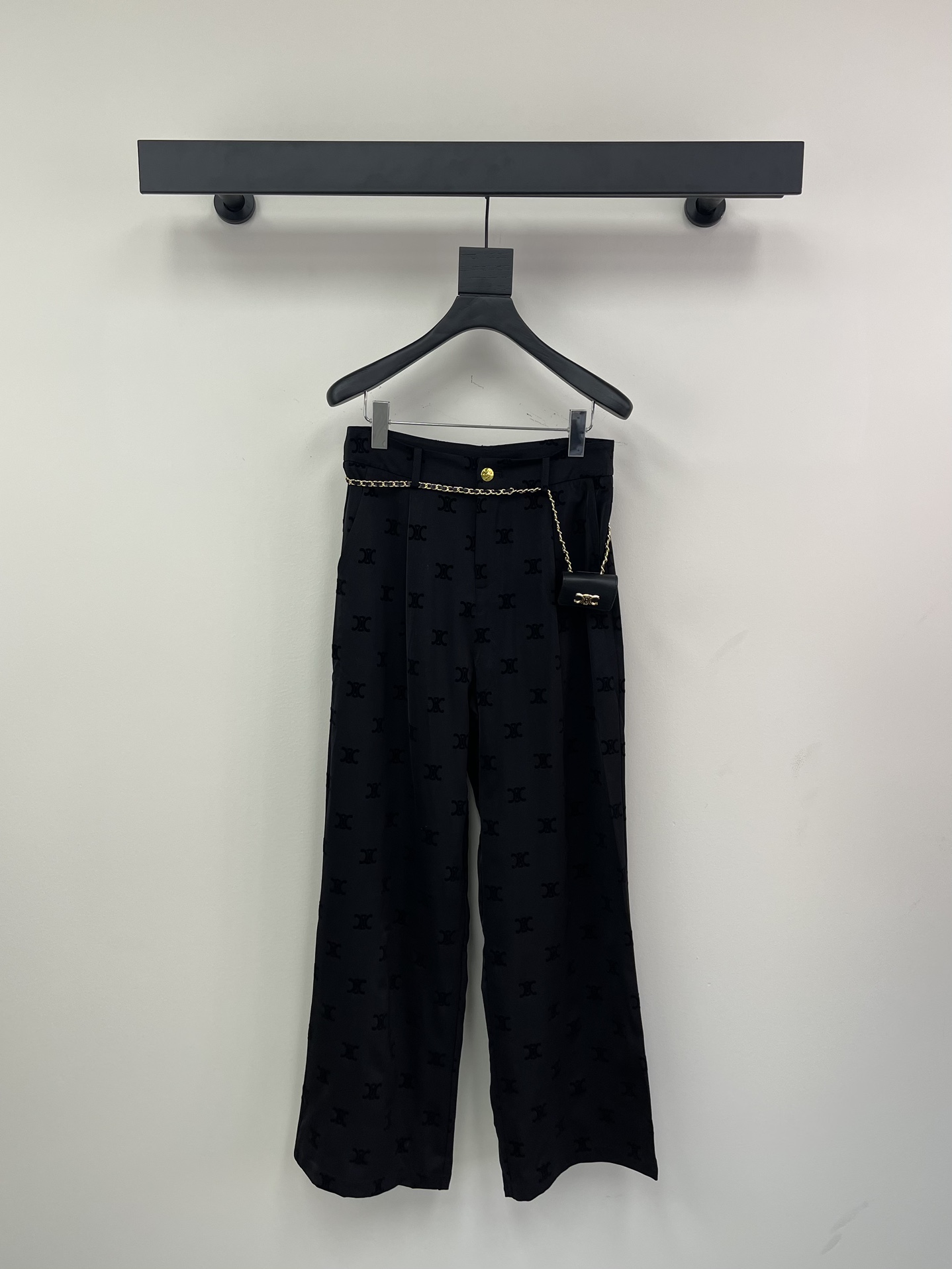 NO:314057,Celin* Arc de Triomphe flocking printed dark pattern wide-leg pants are coming!  !  The color belongs to high-end products!  The touch is delicate, the smoothest and most complete dark pattern jacquard pattern craftsmanship, the upper body is super temperament, quite classy, ​​who can refuse this celine flocking!  The black base is paired with a delicate flocking logo, which is low-key and luxurious, with invincible texture. The style is superb, the loose straight-tube design is not picky about the figure, but also makes the legs look straight, and the comfort is also excellent. Paired with the same brand chain bag, the luster of the chain complements the flocking texture, and the details are exquisite. Whether it is a simple white t-shirt or a simple white t-shirt, it is fashionable and eye-catching. You can easily control it in daily streets or business occasions, and you can grasp the high-end atmosphere and love it!  Give a matching chain belt bag!  Spot SML, celine, alexander wang19860909Celin*凯旋门植绒印花暗纹阔腿裤爆款来袭！！色泽隶属高端品！手感细腻 柔滑极致通体暗纹提花花纹工艺 上身超级气质 相当的有档次,谁能拒绝这条celine植绒呀！黑色底搭配精致植绒logo,低调又奢华,质感无敌.版型超赞,宽松的直筒设计,不挑身材还巨显腿直,舒适度也是一绝.搭配同品牌链条小包,链条的光泽与的植绒质感相得益彰,细节处尽显精致.无论是搭简约白t还是,都时髦又吸睛.日常出街或者商务场合都能轻松驾驭,高级氛围感狠狠拿捏了,爱住！送搭配的链条腰带小包！现货SML,,celine,alexander wang,Women's clothing