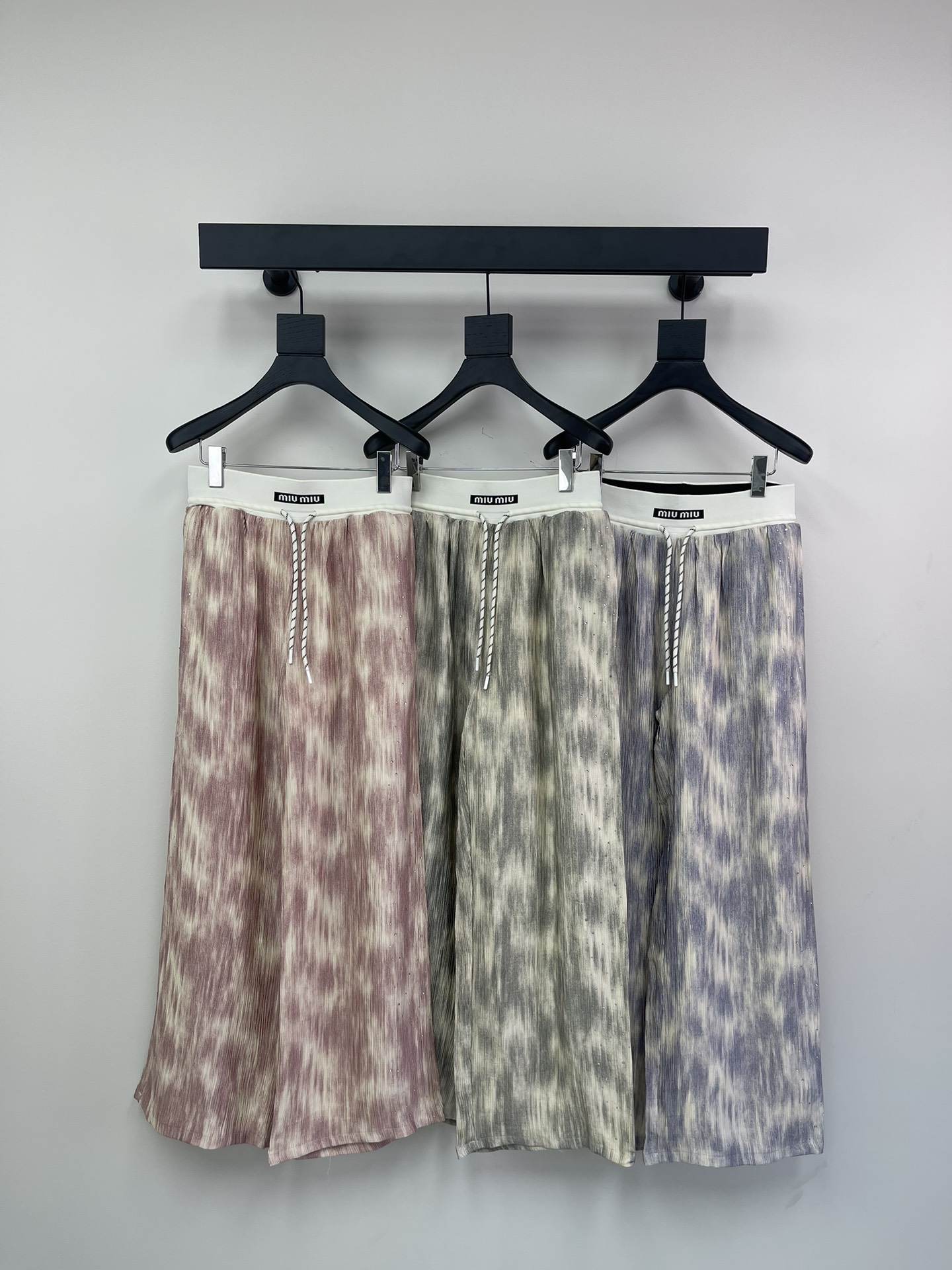 NO:314071,Miumi*25 spring and summer new style of hot diamond tie-dyed wide-leg casual pants!  Drawstring rubber waist is comfortable and inclusive, not picking up the body shape and pulling up the body proportions. The temperament goddess ~ the upper body looks super slim and easy to control. The fabric drapes have texture, breathable and comfortable. Perfect workmanship quality depends on the details. Strongly keep your own style!  SML, miumiu, alexander wang19860909Miumi*25春夏新款烫钻扎染阔腿休闲裤！抽绳橡筋腰头舒适包容 不挑身形拉高身材比例 气质女神～上身超级显瘦轻松驾驭 面料垂坠有质感 透气舒适 完美做工品质看细节.强烈自留款！ SML,,miumiu,alexander wang,Women's clothing