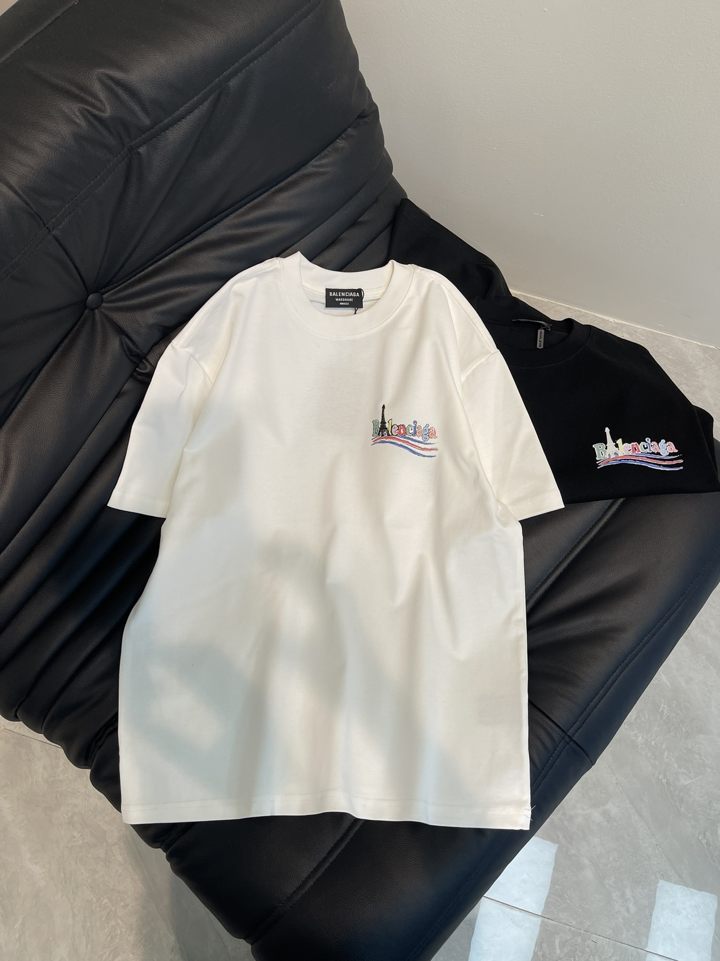 NO:314054,Balenciag*25 spring and summer new wave Coke series short-sleeved T-shirt. It uses 280 grams of cotton fabric, which feels comfortable and breathable!  The upper body is casual and comfortable!  Painted letters on the front and back, classic style!  The same style for men and women!  Color white black, balenciaga, T-shirt,tees,t-shirt,alexander wang19860909Balenciag*25春夏新款波浪可乐系列短袖T恤.采用280克全棉面料,面料手感舒适.亲肤透气！上身休闲舒适！前后幅彩绘字母铁塔图案 经典款！男女同款！ 颜色白色 黑色,,balenciaga,T-shirt,tees，t-shirt,alexander wang,Women's clothing