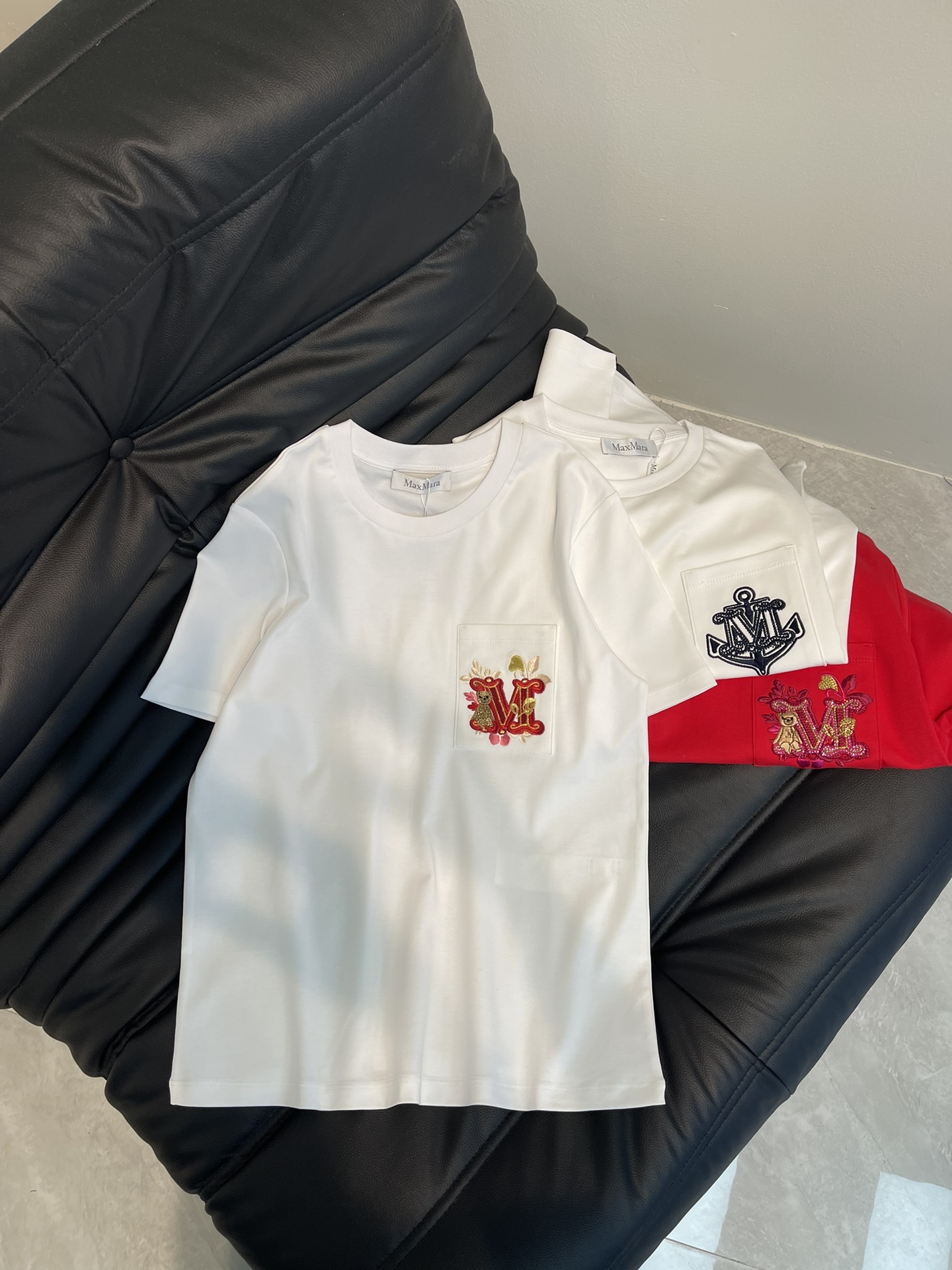 NO:314065,Max mar*25 spring and summer new round neck heavy industry embroidered short-sleeved T-shirt custom YB native cotton material breathable and comfortable, full texture. Regular short-sleeved T-shirt cut highlights the brand style. Made of gram-weight pure cotton, full of drape, presents a slimming visual effect. Single side pocket on the chest. The above embroidery outlines the M-shaped anchor logo bear flower elements embellishment. Fashionable and high-end feel immediately. Create a personal style. Fashionable and age-reducing. The inner wear is brilliant and fashionable. SML, T-shirt,tees, t-shirt,alexander wang19860909Max mar*25春夏新款圆领重工刺绣短袖T恤 定制YB原生全棉材质 透气舒适 质感十足 常规短袖T恤裁剪 凸显品牌格调 采用克重纯棉制成 垂坠感十足 呈现显瘦视觉效果 胸前单侧口袋 上面刺绣勾勒出M字船锚徽标小熊花朵元素点缀 时尚高级感立现 打造个性风格 时髦减龄 单穿内搭都出彩时髦 SML,,T-shirt,tees，t-shirt,alexander wang,Women's clothing