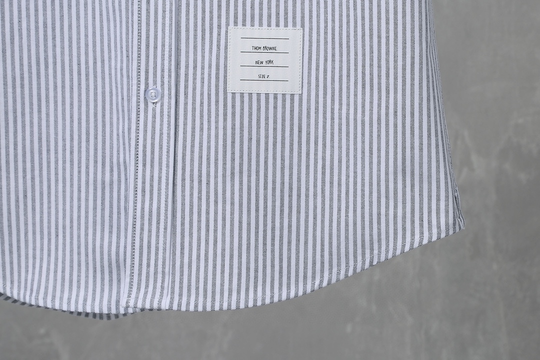 TB Thom Browne Striped Shirt: High-Quality Oxford Twill, Sophisticated Design, Transparent Buttons. - 图片 5