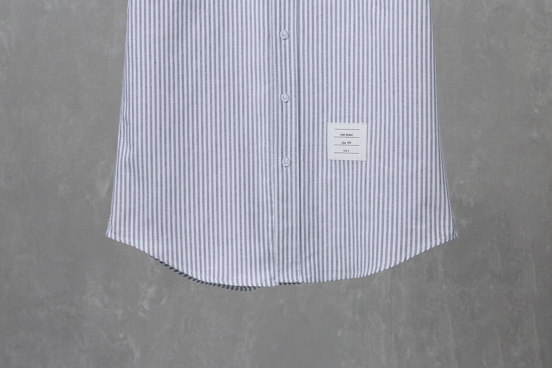 TB Thom Browne Striped Shirt: High-Quality Oxford Twill, Sophisticated Design, Transparent Buttons. - 图片 3