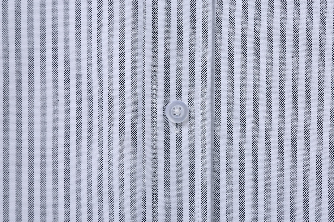 TB Thom Browne Striped Shirt: High-Quality Oxford Twill, Sophisticated Design, Transparent Buttons. - 图片 4
