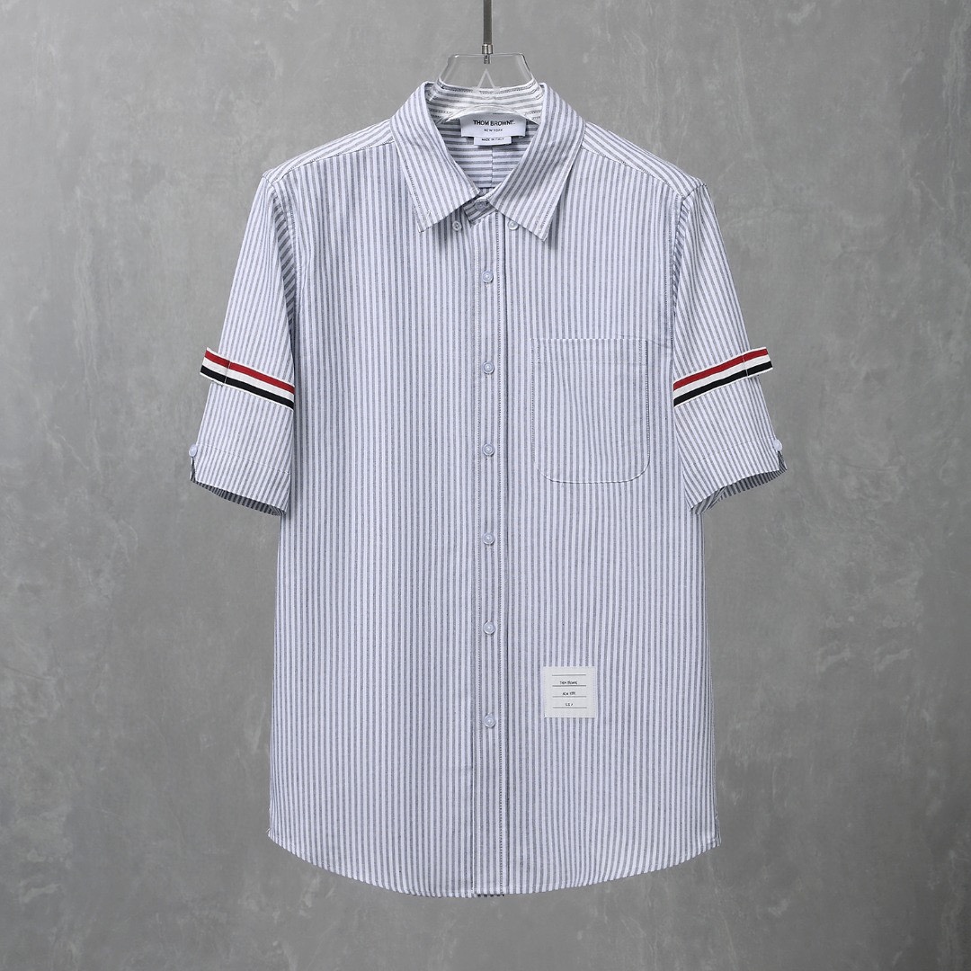 TB Thom Browne Striped Shirt: High-Quality Oxford Twill, Sophisticated Design, Transparent Buttons.