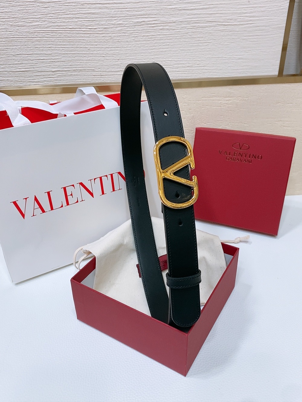 VLOGO SIGNATURE搭扣 亮面小牛皮腰带
